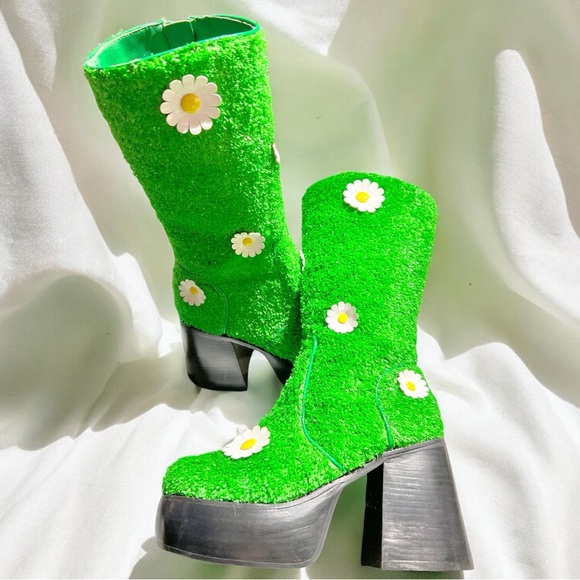 Size 7…….…Unique Daisy Turf Black Platform Boots. New……dELiA*s #007 - Picture 2 of 7
